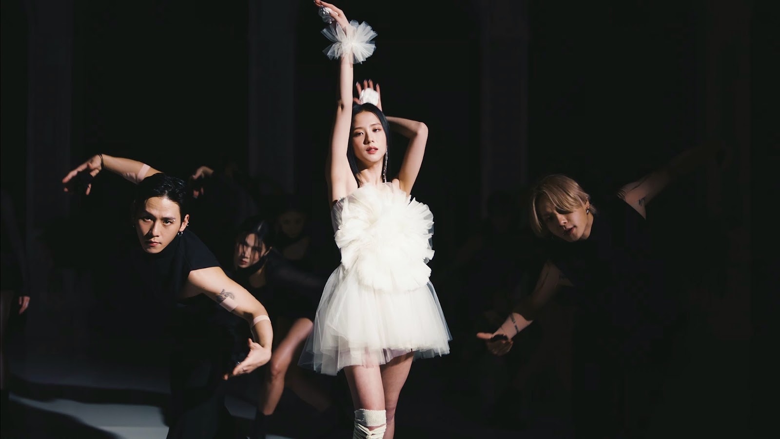 Jisoo thông báo thắng lớn với MV Flower, nói thẳng chuyện BLACKPINK không hợp nhau, tan rã sớm - Hình 2