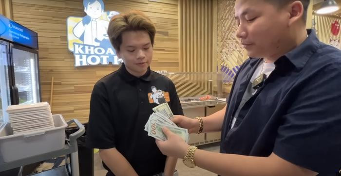 Khoa Pug lộ diện khác lạ sau khi nhà hàng gặp biến: Vệ sĩ cầm vũ khí, còng tay không rời sếp 1 bước - Hình 10