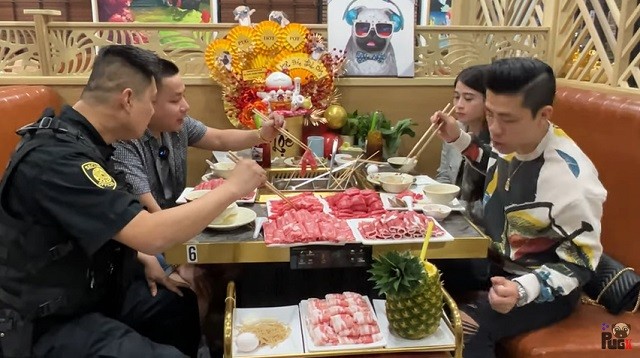 Khoa Pug lộ diện khác lạ sau khi nhà hàng gặp biến: Vệ sĩ cầm vũ khí, còng tay không rời sếp 1 bước - Hình 4