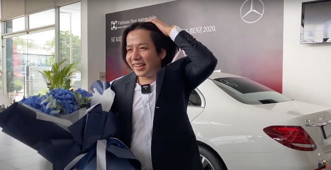 Khoa Pug lộ diện khác lạ sau khi nhà hàng gặp biến: Vệ sĩ cầm vũ khí, còng tay không rời sếp 1 bước - Hình 7