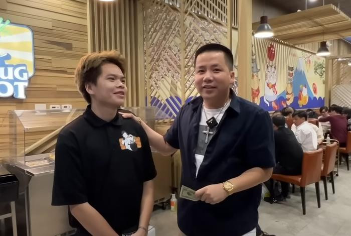 Khoa Pug lộ diện khác lạ sau khi nhà hàng gặp biến: Vệ sĩ cầm vũ khí, còng tay không rời sếp 1 bước - Hình 9