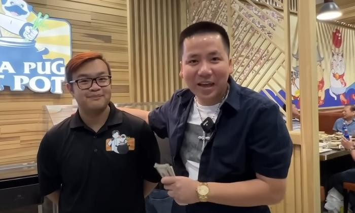 Khoa Pug lộ diện khác lạ sau khi nhà hàng gặp biến: Vệ sĩ cầm vũ khí, còng tay không rời sếp 1 bước - Hình 11