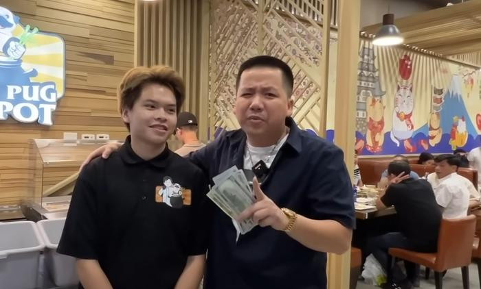 Khoa Pug lộ diện khác lạ sau khi nhà hàng gặp biến: Vệ sĩ cầm vũ khí, còng tay không rời sếp 1 bước - Hình 8