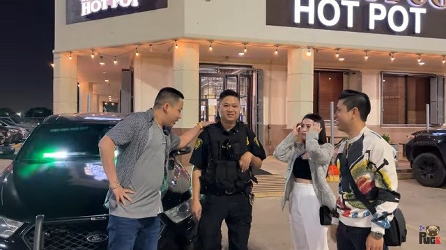 Khoa Pug lộ diện khác lạ sau khi nhà hàng gặp biến: Vệ sĩ cầm vũ khí, còng tay không rời sếp 1 bước - Hình 1