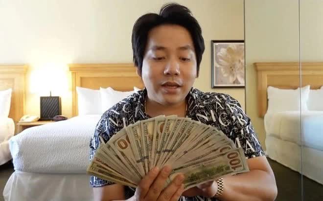 Khoa Pug lộ diện khác lạ sau khi nhà hàng gặp biến: Vệ sĩ cầm vũ khí, còng tay không rời sếp 1 bước - Hình 6