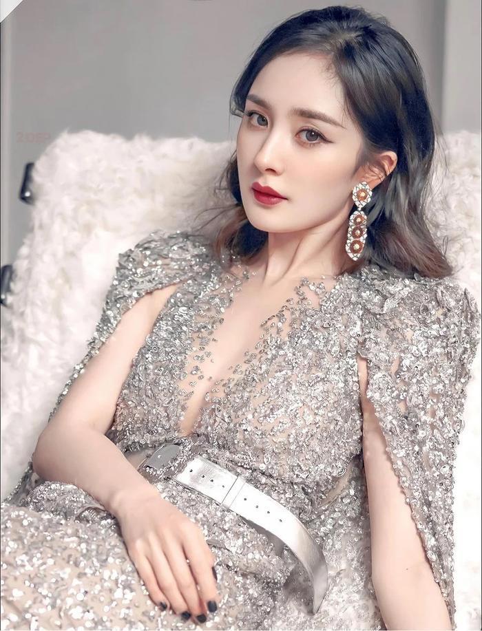 Tỷ Tỷ Đạp Gió: Chi Pu bị chèn ép, sân khấu tối om thua show hội chợ, giọng hát bị đem ra chê thậm tệ - Hình 3