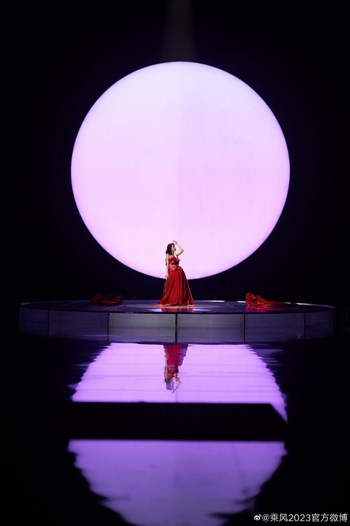 Tỷ Tỷ Đạp Gió: Chi Pu bị chèn ép, sân khấu tối om thua show hội chợ, giọng hát bị đem ra chê thậm tệ - Hình 4