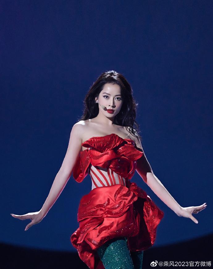 Tỷ Tỷ Đạp Gió: Chi Pu bị chèn ép, sân khấu tối om thua show hội chợ, giọng hát bị đem ra chê thậm tệ - Hình 5
