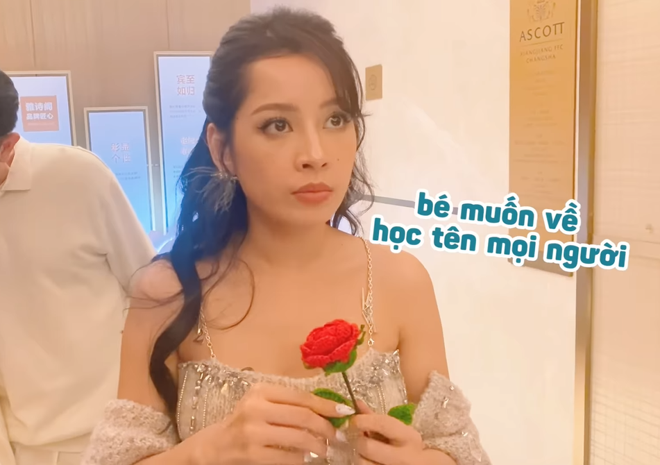 Tỷ Tỷ Đạp Gió tập 2: Chi Pu hát See Tình bằng tiếng Trung, mang áo dài, vé du lịch VN tặng Amber? - Hình 9