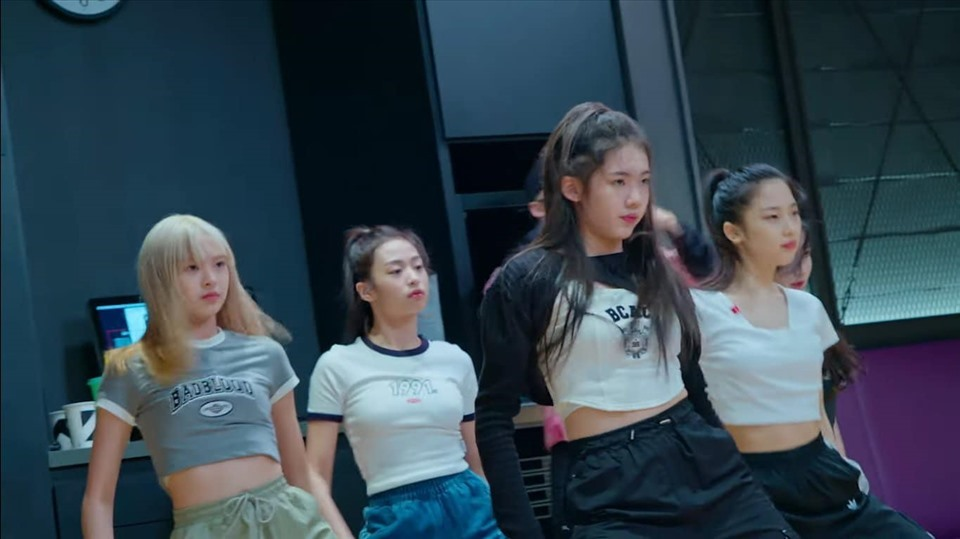 Blackpink kiếm tiền khủng vẫn bị YG cho ra rìa, đàn em Baby Monster chưa debut đã được cưng chiều - Hình 6