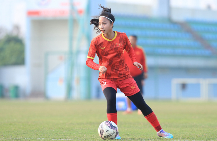 4 cô gái vàng trong làng bóng đá Việt: Người đẹp như người mẫu, quyến rũ không ngờ - Hình 18