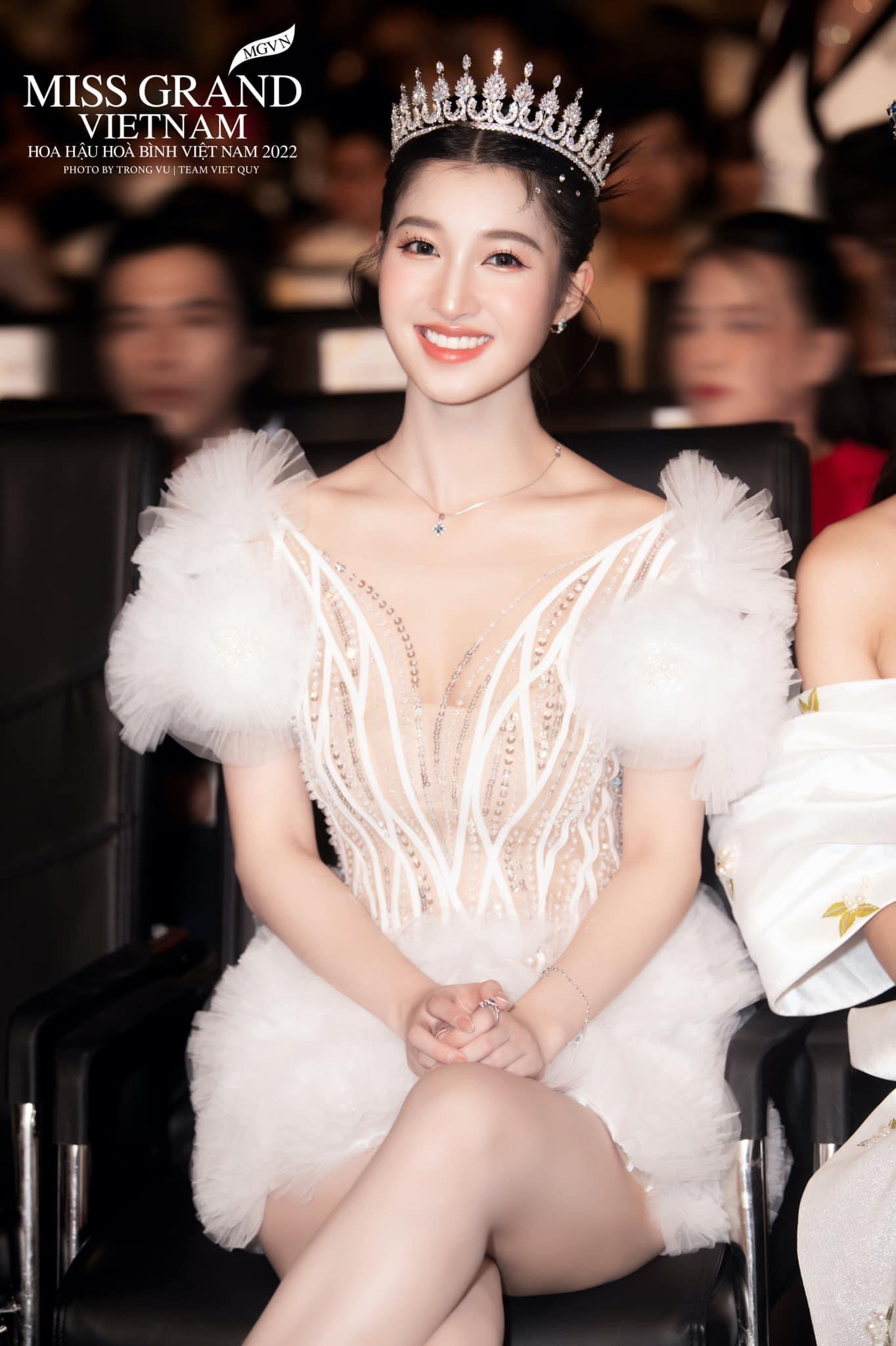 Á hậu Phương Nhi gây tranh cãi, rộ tin đã nghỉ học vì bận chạy show: Bít cửa Miss International? - Hình 2