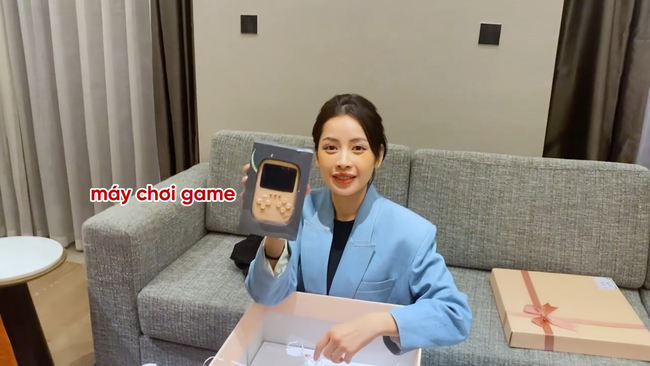 Chi Pu bóc quà được Huỳnh Hiểu Minh tặng, nam thần Trung Quốc chu đáo cỡ nào? - Hình 4