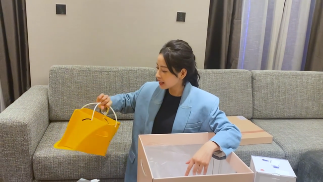 Chi Pu bóc quà được Huỳnh Hiểu Minh tặng, nam thần Trung Quốc chu đáo cỡ nào? - Hình 5