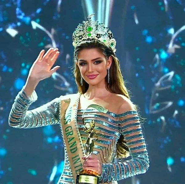 Đương kim Miss Grand thả thính, chính thức trở thành dâu Việt với áo dài nón lá - Hình 6