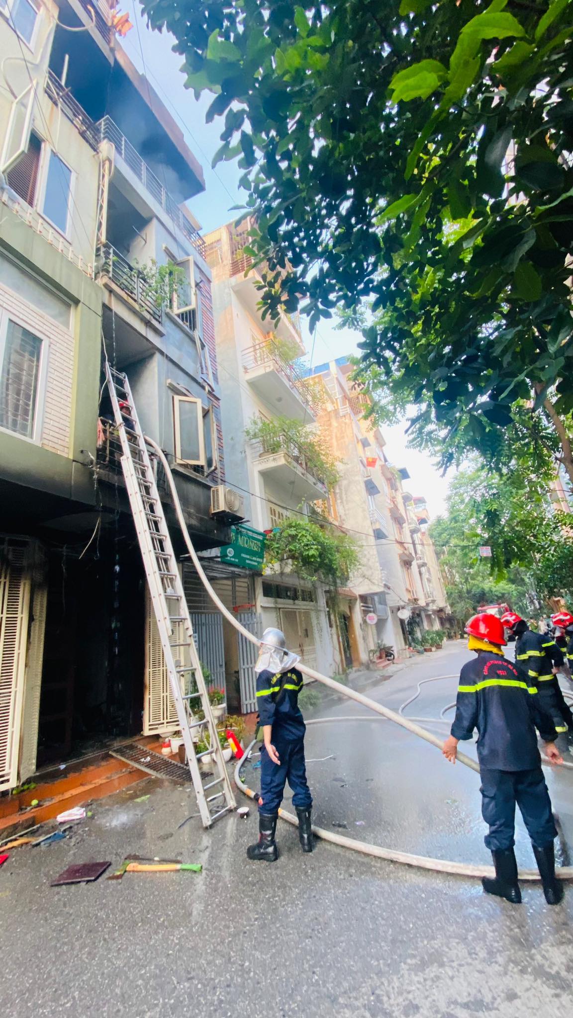 Hà Nội lại cháy: Một gia đình 5 người thoát hiểm trong ngang tất, cần làm 1 việc để không hối tiếc - Hình 3