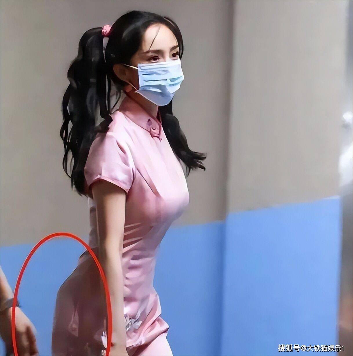 Trương Gia Nghê bị soi độn mông giả nhưng lại lỗi, netizen mỉa mai: Nhìn giống nhét 2 quả bóng - Hình 7