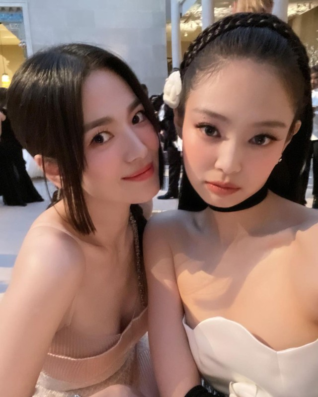 Song Hye Kyo đè bẹp Jennie ở Met Gala 2023 bằng kiểu tóc lạ, không ai tin cả 2 chênh nhau 15 tuổi - Hình 6