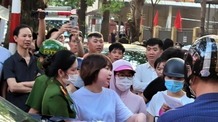 Chân dung nữ quái xế cố thủ trong ô tô nghe nhạc 2 tiếng: Thân thế giàu có, tinh thần có vấn đề? - Hình 5