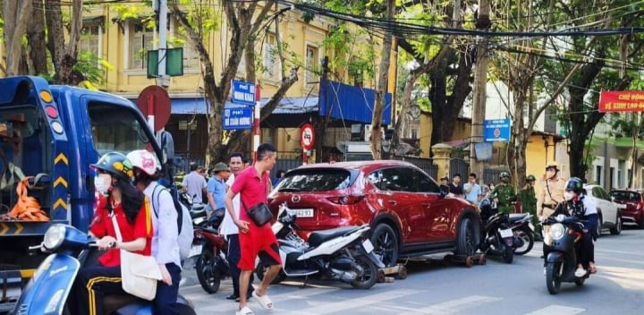 Chân dung nữ quái xế cố thủ trong ô tô nghe nhạc 2 tiếng: Thân thế giàu có, tinh thần có vấn đề? - Hình 3