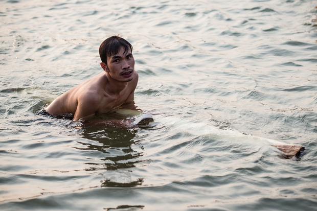 Người dân Hà Nội đổ xô ra sông Hồng giải nhiệt trong những ngày hè nóng nực - Hình 5