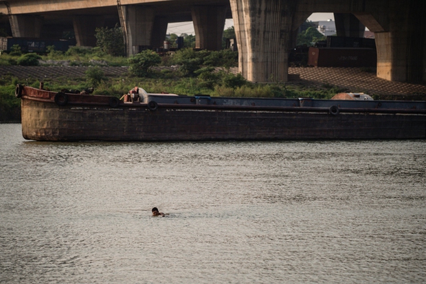 Người dân Hà Nội đổ xô ra sông Hồng giải nhiệt trong những ngày hè nóng nực - Hình 8
