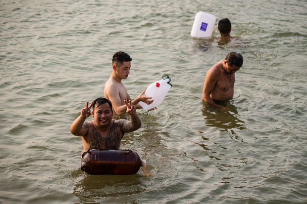 Người dân Hà Nội đổ xô ra sông Hồng giải nhiệt trong những ngày hè nóng nực - Hình 2