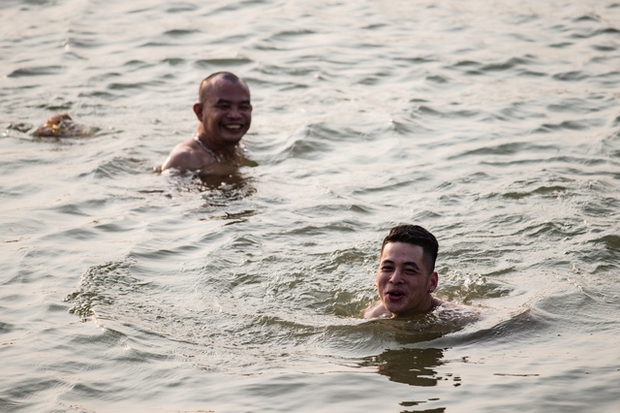 Người dân Hà Nội đổ xô ra sông Hồng giải nhiệt trong những ngày hè nóng nực - Hình 3