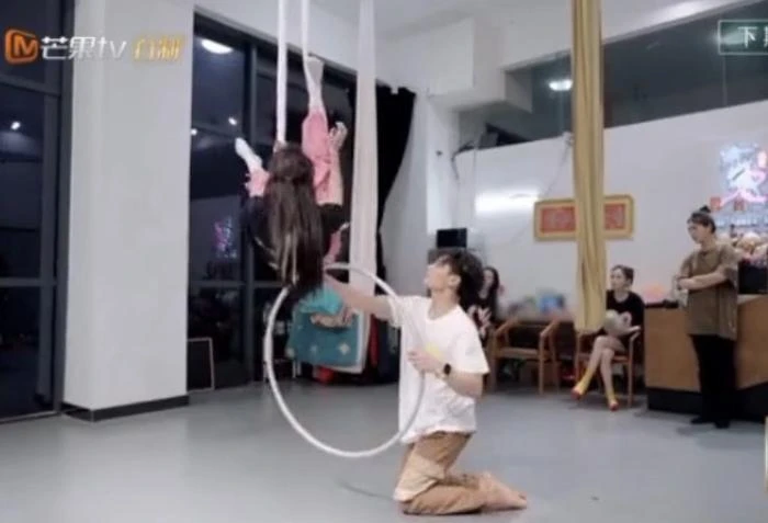 Đạp Gió trailer tập 3: Chi Pu gây choáng với giọng hát, Ella hốt hoảng vì màn đu dây? - Hình 8