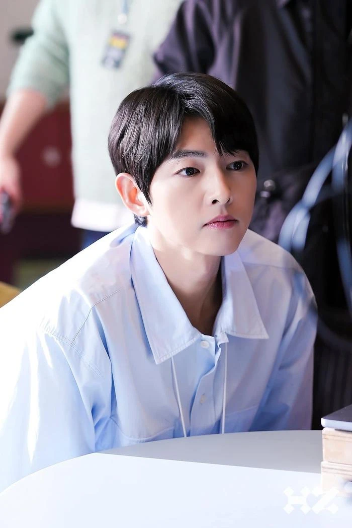 Song Joong Ki lộ diện tàn tạ sau màn dằn mặt vợ cũ, Song Hye Kyo được người yêu mới bảo vệ? - Hình 2
