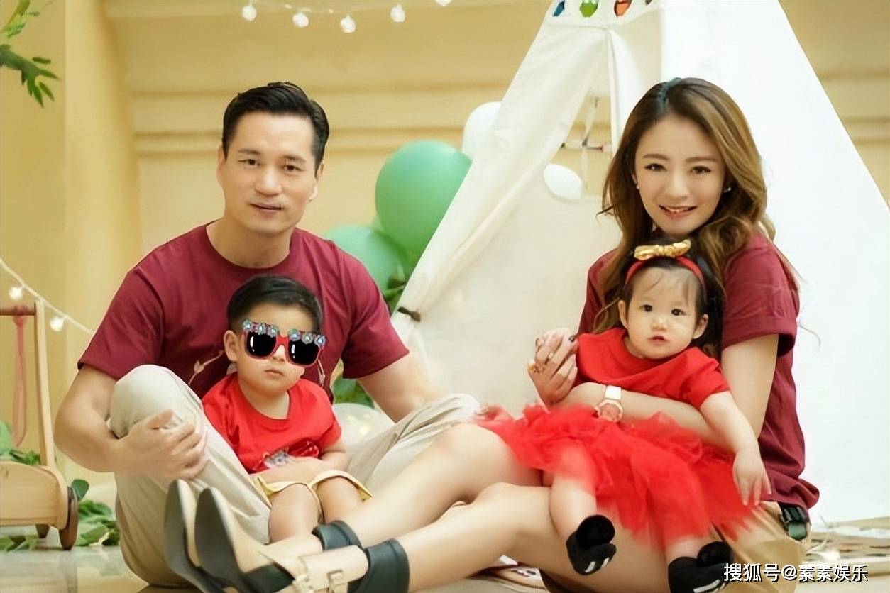An Dĩ Hiên lần đầu lộ diện với thái độ gượng ép, hốc hác sau khi ông xã bị kết án 14 năm tù - Hình 2
