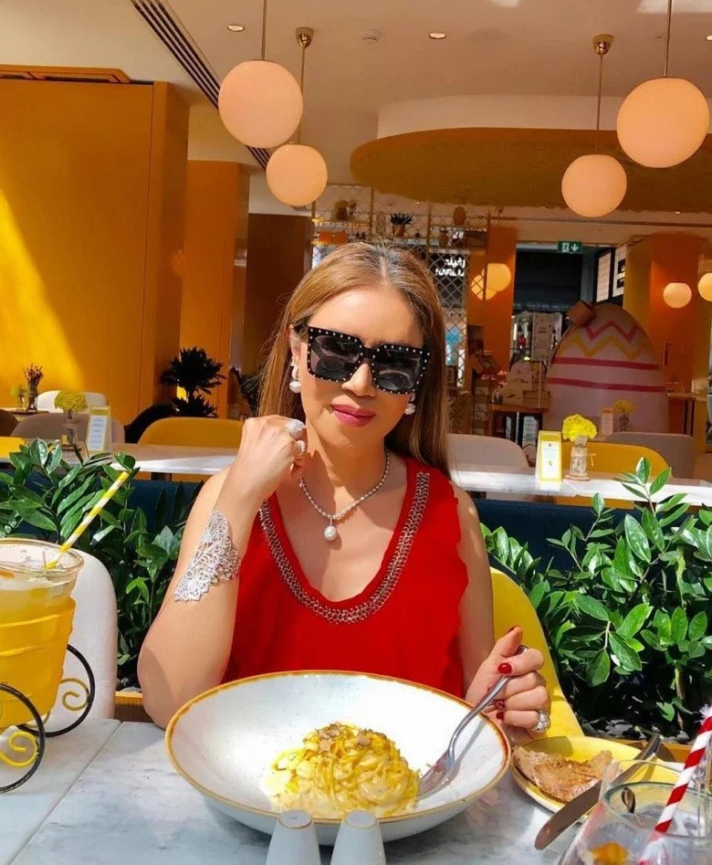 Mẹ đơn thân đổi đời nhờ làm vợ 5 của tỷ phú Dubai: Được cho 7 tỷ/ tháng, 20 vệ sĩ, đánh đổi 1 điều - Hình 6