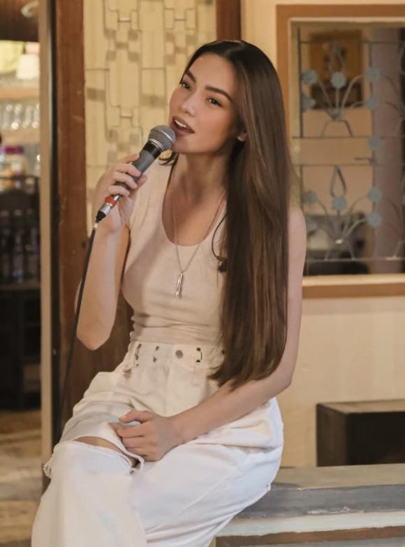 Hồ Ngọc Hà lái xe máy, ngồi hát vỉa hè cùng Noo Phước Thịnh, nhan sắc gây mê hoặc - Hình 3