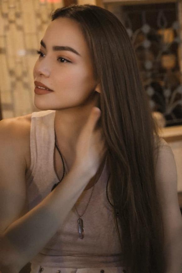 Hồ Ngọc Hà lái xe máy, ngồi hát vỉa hè cùng Noo Phước Thịnh, nhan sắc gây mê hoặc - Hình 2