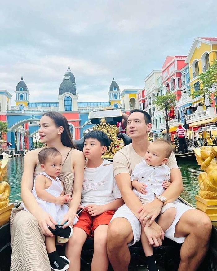 Hồ Ngọc Hà lái xe máy, ngồi hát vỉa hè cùng Noo Phước Thịnh, nhan sắc gây mê hoặc - Hình 7