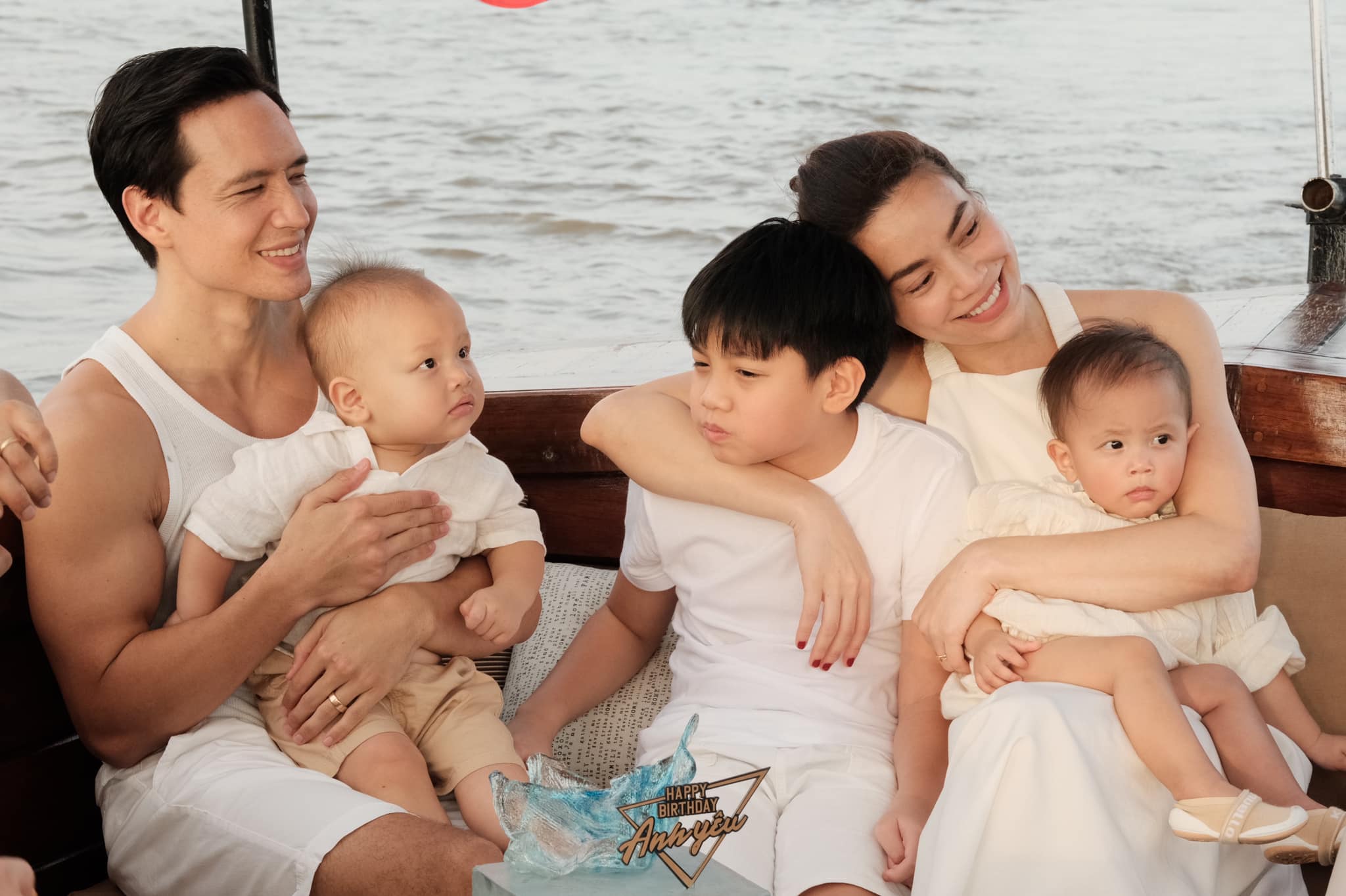 Hồ Ngọc Hà lái xe máy, ngồi hát vỉa hè cùng Noo Phước Thịnh, nhan sắc gây mê hoặc - Hình 6