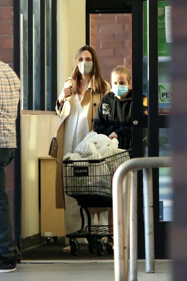 Vivienne - Con gái út của Angelina Jolie cao vượt chị gái, tính cách thật bị bóc trần qua 1 chi tiết - Hình 3