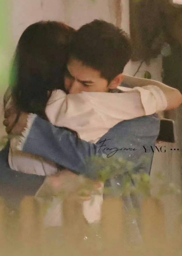 Dương Dương và tiểu Lưu Diệc Phi lộ bằng chứng yêu đương khó chối, Địch Lệ Nhiệt Ba hết cơ hội? - Hình 2