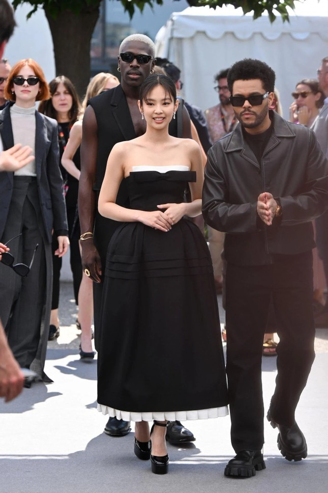 Jennie bị mắng lười biếng, đáng đời vì vai diễn đầu tay, Lisa làm lộ bí mật hẹn hò của V và ai đó? - Hình 1