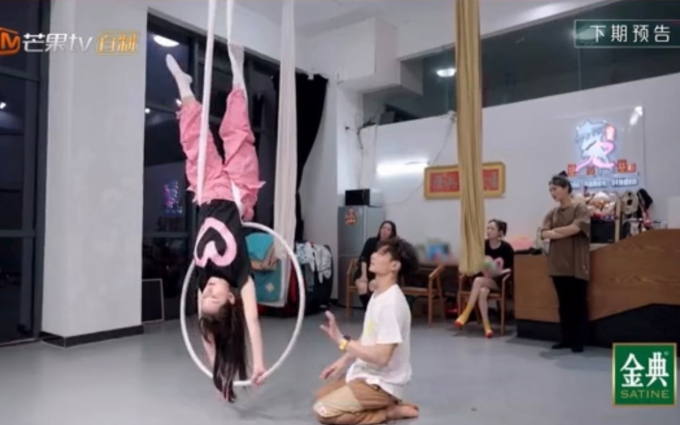 Đạp Gió công diễn 2: Chi Pu lộn ngược trên lửa, mẹ Amber bất ngờ xuất hiện khen ngợi hết lời? - Hình 11