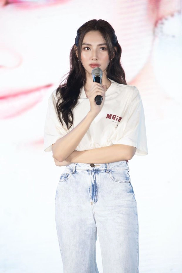 Rộ ảnh Thùy Tiên tình thương mến thương bên chị gái Hoa hậu Đặng Thu Thảo, CĐM ngỡ ngàng? - Hình 1