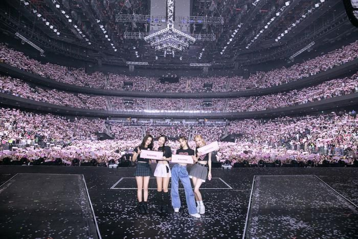 Lisa cứu BLACKPINK nhờ phát hiện món đồ bị gắn camera ẩn, concert hỗn loạn xảy ra xô xát - Hình 1
