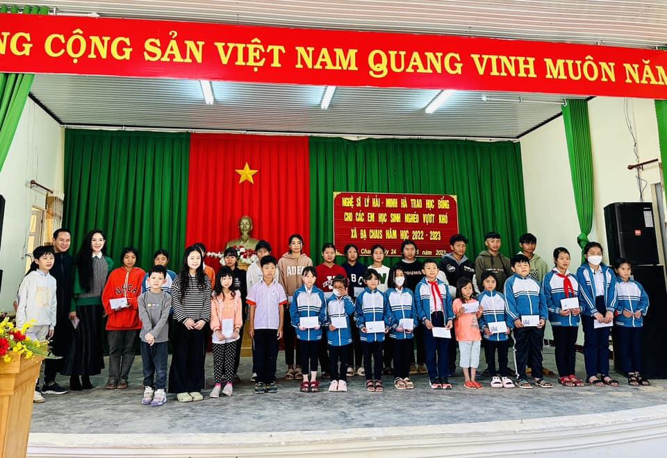 Lý Hải - Minh Hà trao học bổng cho 95 học sinh khó khăn, xúc động lời nhắn nhủ của hai vợ chồng - Hình 6