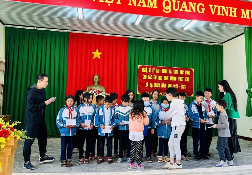 Lý Hải - Minh Hà trao học bổng cho 95 học sinh khó khăn, xúc động lời nhắn nhủ của hai vợ chồng - Hình 3