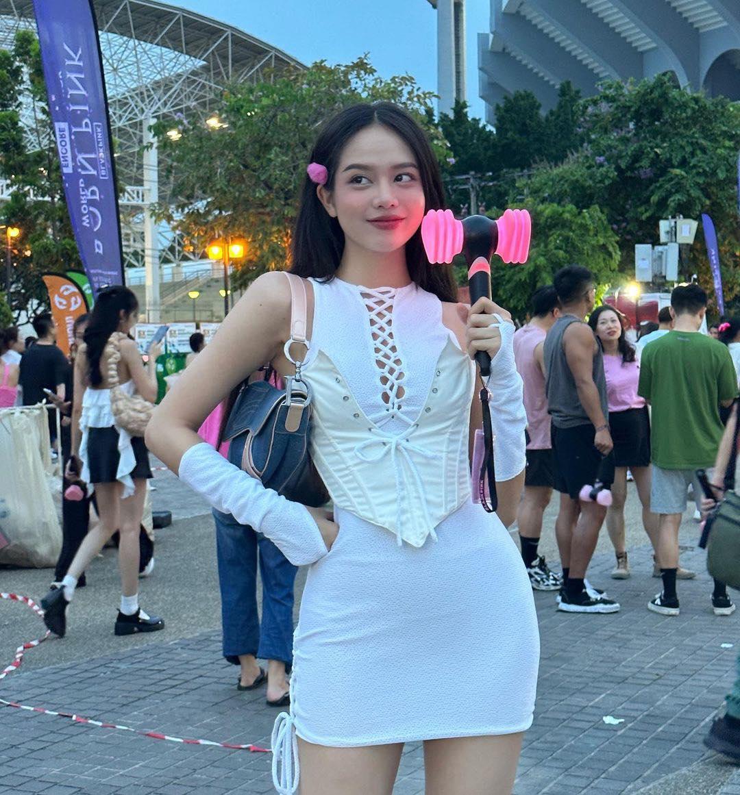 Tiểu Vy và Thanh Thủy lên đồ đi concert BLACKPINK, tân Hoa hậu vượt mặt khi đọ sắc cùng đàn chị? - Hình 3