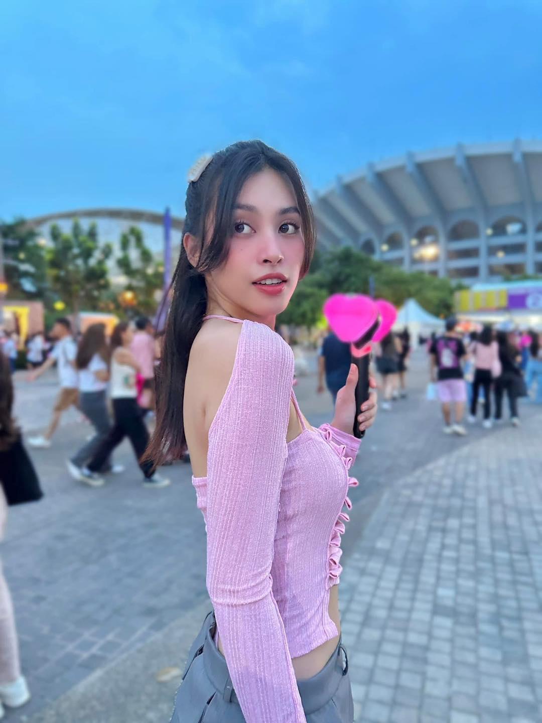 Tiểu Vy và Thanh Thủy lên đồ đi concert BLACKPINK, tân Hoa hậu vượt mặt khi đọ sắc cùng đàn chị? - Hình 6