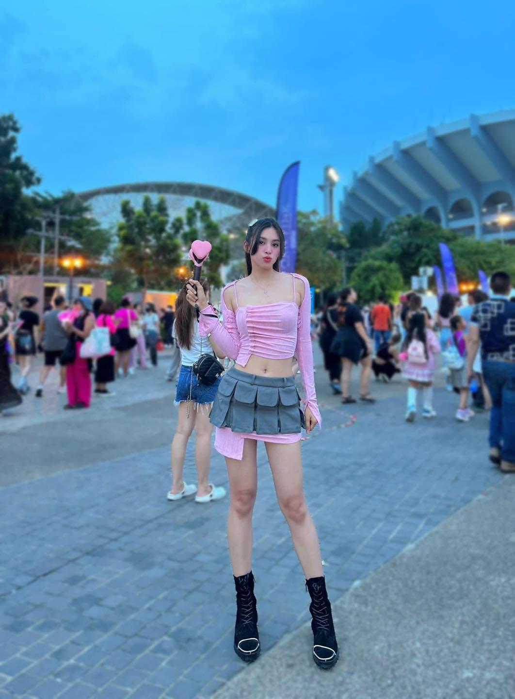 Tiểu Vy và Thanh Thủy lên đồ đi concert BLACKPINK, tân Hoa hậu vượt mặt khi đọ sắc cùng đàn chị? - Hình 7