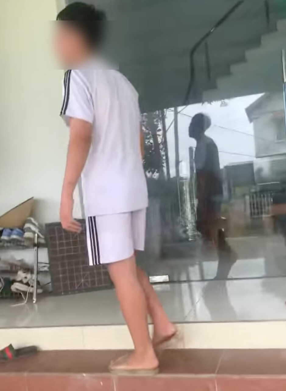 Kinh hãi cảnh người mẹ ném 5 con chó vô tội xuống ao vì con nghịch hư, cậu bé khóc nấc bất lực vì mẹ - Hình 7