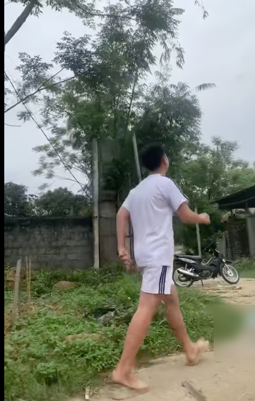 Kinh hãi cảnh người mẹ ném 5 con chó vô tội xuống ao vì con nghịch hư, cậu bé khóc nấc bất lực vì mẹ - Hình 4