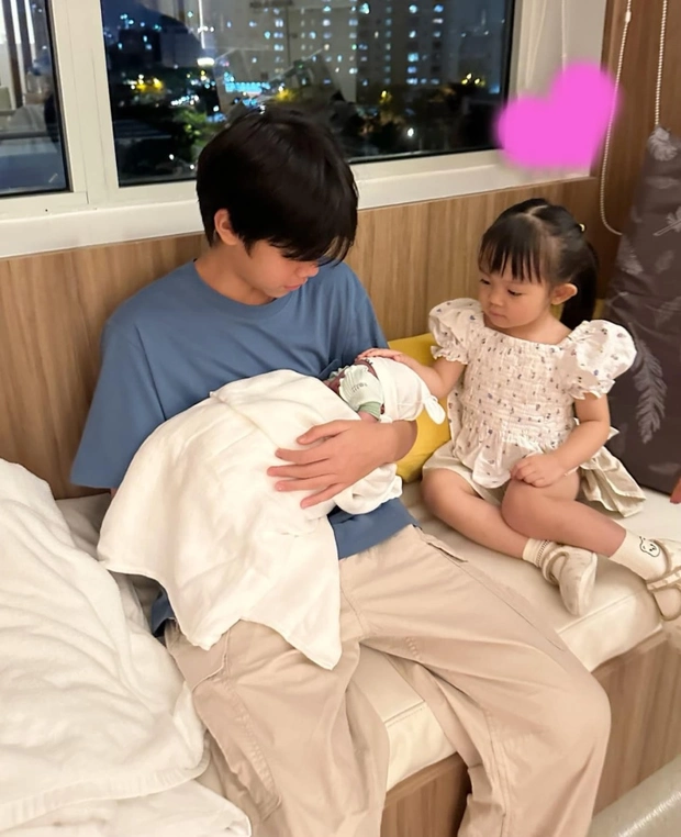 Đàm Thu Trang chính thức lâm bồn sinh con thứ 2 cho Cường Đô La, diện mạo giống bố y khuôn - Hình 3